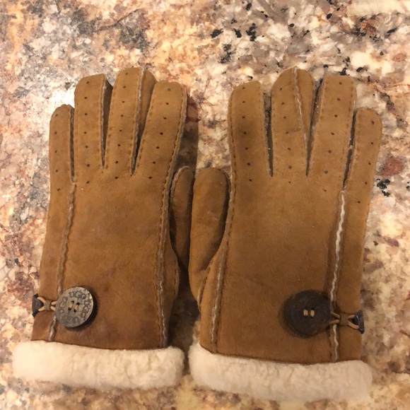 UGG Accessories - UGG shearling gloves!